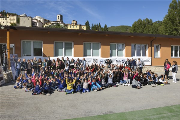 La Fondazione Francesca Rava con Fondazione Mediolanum Onlus insieme a Fiam Italia e Biesse Group  Laboratori del vetro per i bambini di Cascia, per ripartire con il nuovo anno scolastico.