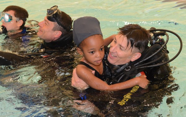 `Come si effettua un’immersione?` A spiegarlo ai ragazzi accolti nelle Case Famiglia sostenute dalla Fondazione, i palombari della Marina Militare.