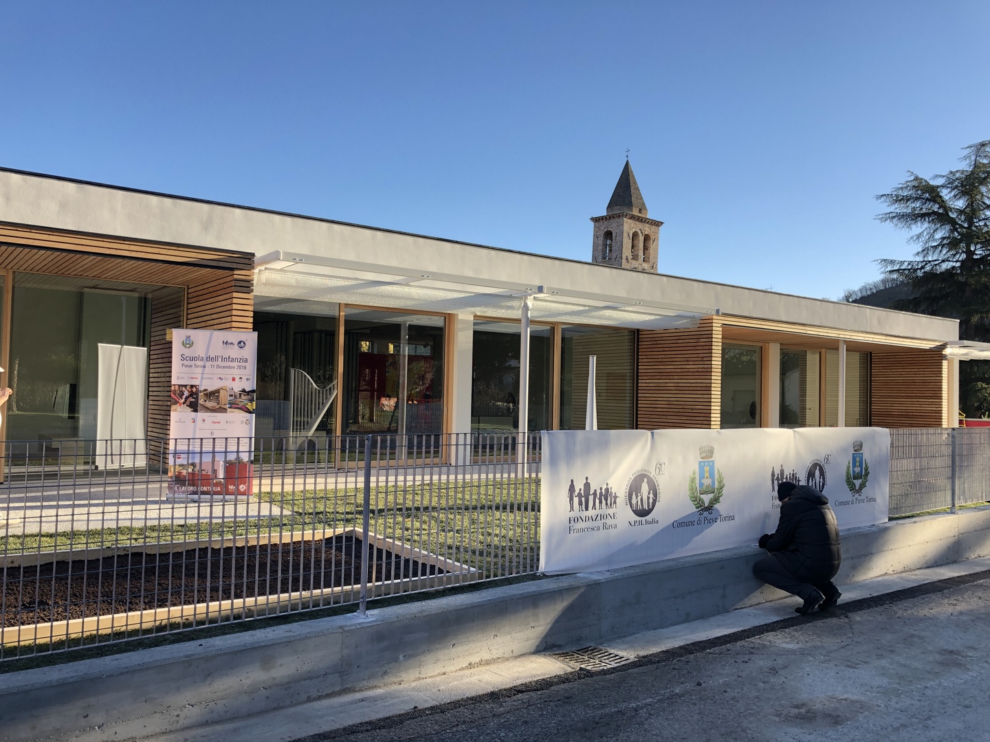 Terremoto in Centro Italia, la Fondazione Francesca Rava N.P.H. Italia Onlus ha inaugurato una nuova Scuola per l'Infanzia a Pieve Torina (MC).
