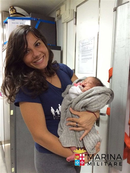 Fiocco rosa a bordo di Nave Bettica: è nata la piccola Manuela assistita dai volontari della Fondazione.