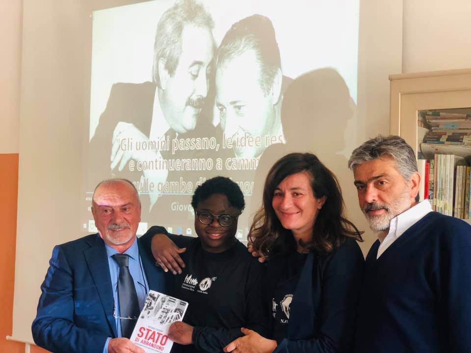 L'uomo di fiducia di Giovanni Falcone e la Compagnia `Slegati` nelle scuole di Cagliari per parlare di legalità, relazione e amicizia. Attività educativa del progetto `Sa Domu Pitticca`