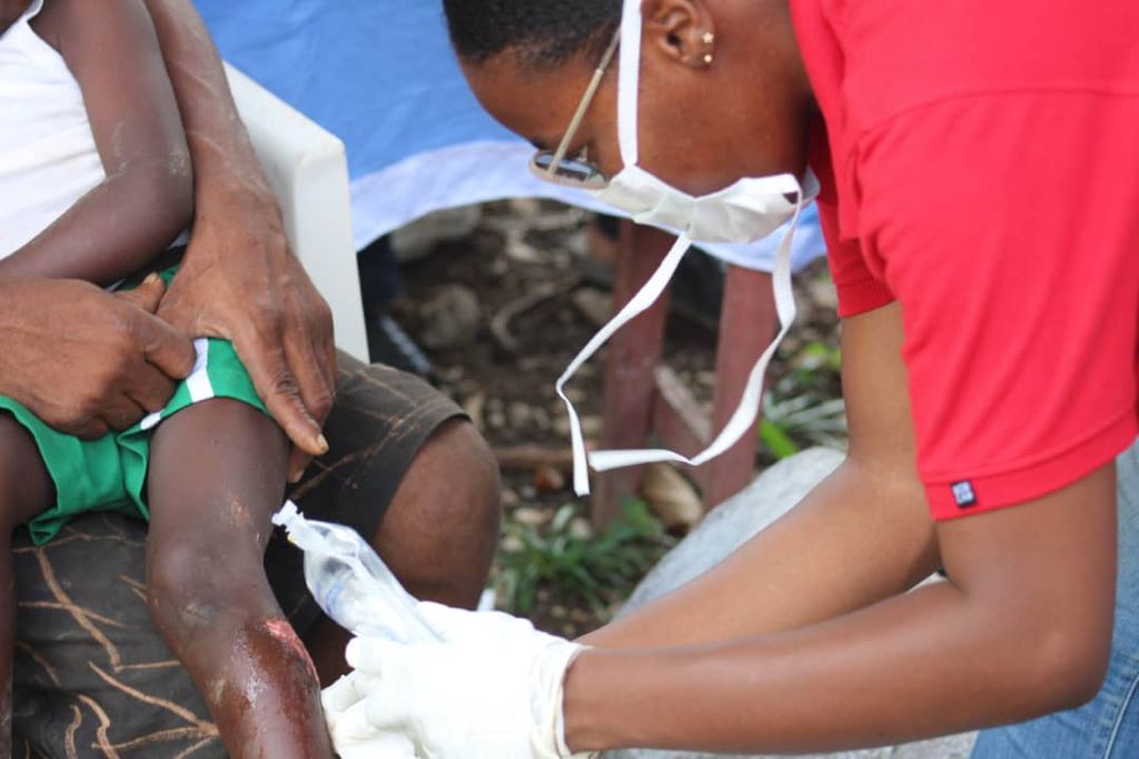 L’intervento del team Saint Luc, in attesa della libertà per Haiti. Padre Rick racconta