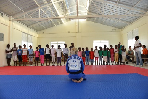 Rialzarsi dopo essere caduti. Rosalba Forciniti, bronzo alle Olimpiadi di Londra, in Haiti con la Fondazione Rava per portare i valori e la disciplina del judo agli orfani del terremoto accolti nelle Case NPH, partita judoka è tornata mamma a distanza