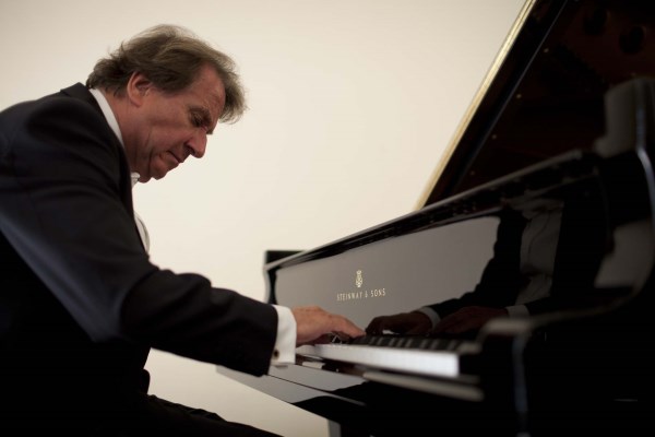  21 gennaio, serata straordinaria al Teatro alla Scala in occasione del quinto anniversario del terremoto di Haiti. Il Maestro Rudolf Buchbinder sostituirà Aldo Ciccolini, colpito da grave malore.