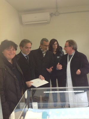 L\'Assessore Saccardi, il direttore di neonatologia Carlo Dani e Silvia Valigi, responsabile Ufficio Stampa Fondazione Francesca Rava