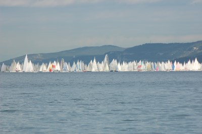 Alla Barcolana con Sailors for Haiti circa 400 t-shirts, giubbotti e capi tecnici dei campioni della vela hanno trovato nuova vita e portato aiuto al St. Damien.