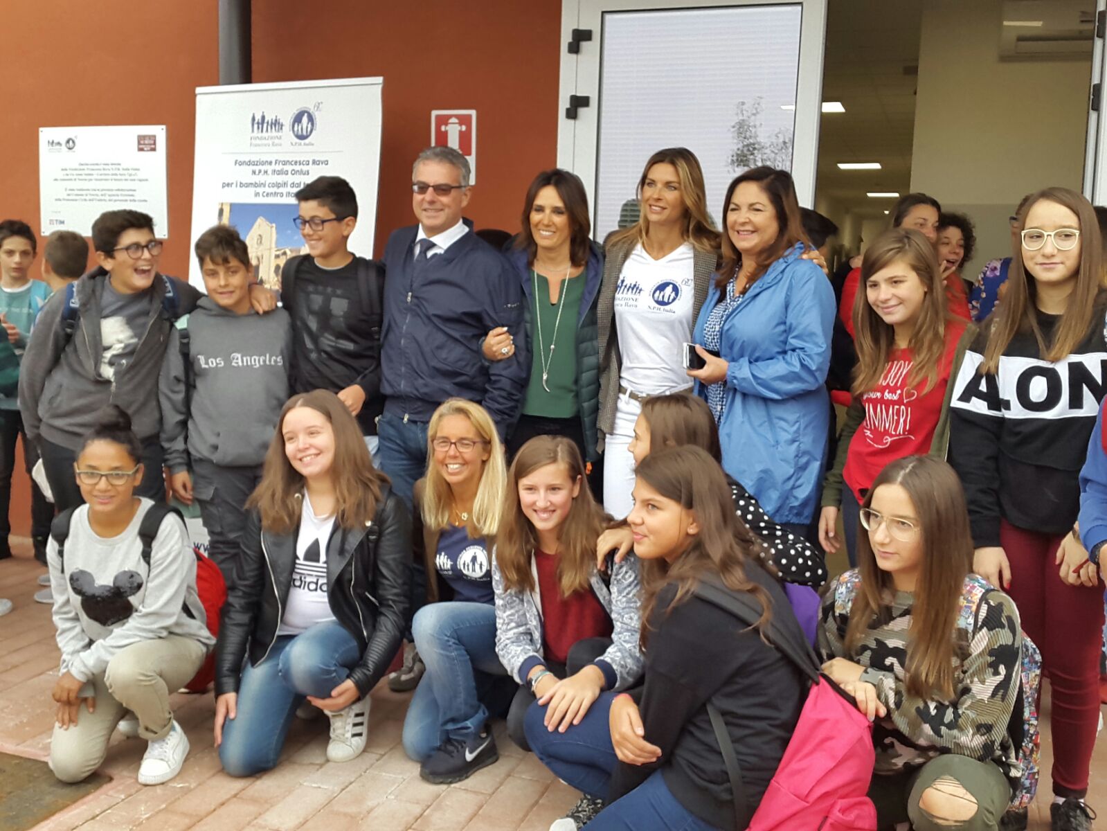 Norcia e Cascia, suonata la campanella nelle scuole donate dalla Fondazione Francesca Rava, in compagnia di Martina Colombari e Mariavittoria Rava