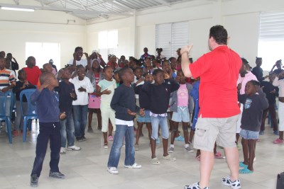 Lo sport in Haiti come strumento di pace e di educazione: prosegue l’impegno del CSI al fianco della Fondazione Francesca Rava, formati 40 educatori, la visita del campione Andrea Zorzi.
