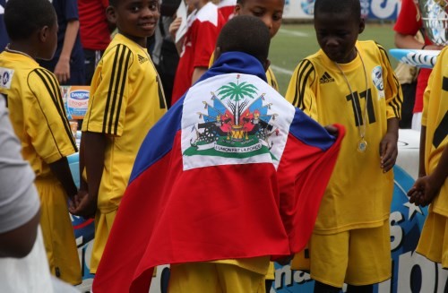 11 giugno, ore 20.45, Rai Uno: la Nazionale Italiana di Calcio e i tifosi azzurri scendono in campo per Haiti. Per donare con carta di credito Numero Verde CartaSi 800. 111. 666 per aiutare i bambini e la popolazione dell'Isola.