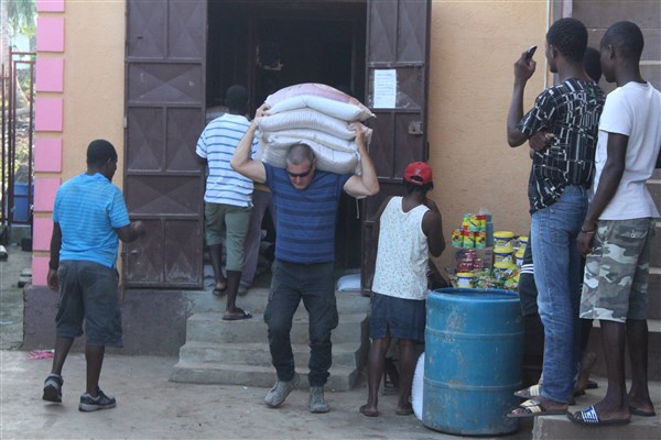 Haiti colpita dall’uragano Matthew, il piano di Padre Rick per sfamare e curare le persone, ridare orti e raccolti, capre e pollame, barche e reti per pescare, ricostruire case e tetti, far ritornare le famiglie nelle loro case e i bambini a scuola