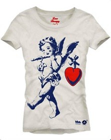 Elio Fiorucci ha disegnato per la Fondazione Francesca Rava – N.P.H Italia Onlus un’esclusiva t-shirt Love Therapy, a sostegno della Casa dei Piccoli Angeli, il primo centro di riabilitazione per bambini disabili nel paese quarto mondo di Haiti.