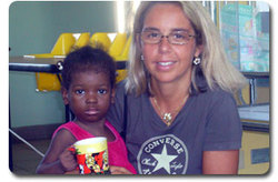 Mariavittoria con Victoria Frechette e la Red Mug graffitata per i bambini di Haiti. La bimba è stata abbandonata nell\'ospedale N.P.H. e Padre Rick le ha dato il suo cognome. La tazza servirà a salvare tanti bambini come lei. 