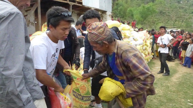 Emergenza Nepal, arrivato il convoglio con la seconda ondata di aiuti, nella zona di Dholka vicino l’epicentro della forte scossa di settimana scorsa. Attese nuove scosse.