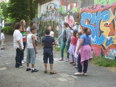 Tanti sorrisi, giochi e pance piene: grande successo di partecipazione alla festa di fine anno de Il Tappeto Giallo, progetto di dopo scuola sostenuto dalla Fondazione Francesca Rava