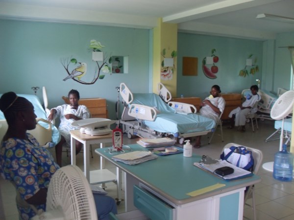 Inaugurata la nuova sala Kangaroo nella Neonatologia dell'Ospedale Saint Damien in Haiti che accoglie i neonati prematuri e le loro mamme.