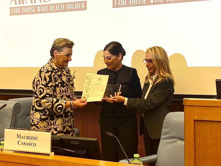 Paola Turci riceve il Premio Internazionale Standout Woman per il suo impegno come madrina e volontaria di Fondazione Francesca Rava