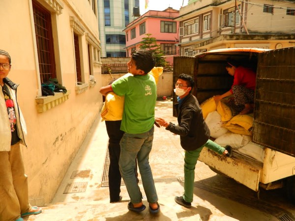 Emergenza Nepal - aggiornamento al 3 giugno - i ragazzi della Tashi Orphan School portano nuovi aiuti