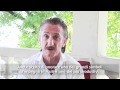 Il saluto di Sean Penn a Padre Rick Frechette, direttore di N.P.H. Haiti